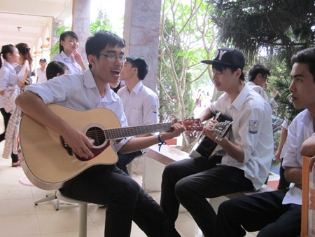 Nước mắt vỡ òa ngày chia tay tuổi học trò - 11 Phút suy tư trong buổi lễ bế giảng. (Ảnh: Xuân Sinh)