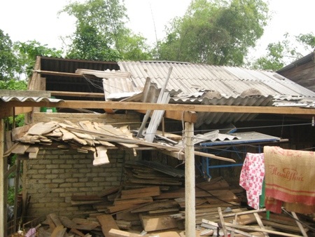 ... nhà dân bị thiệt hại do mưa đá và lốc xoáy gây ra