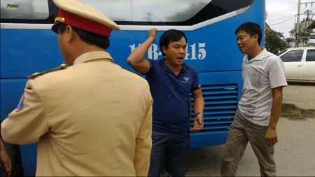 Lái xe vờ gọi trợ lý Thứ trưởng Bộ Công an, "dọa" CSGT - 1 Một lơ xe lớn tiếng đe nẹt tổ tuần tra xử lý trật tự an toàn giao thông Công an TP Hà Tĩnh