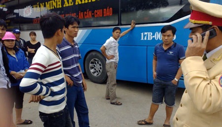 Lái xe vờ gọi trợ lý Thứ trưởng Bộ Công an, "dọa" CSGT - 2 Một lơ xe lớn tiếng đe nẹt tổ tuần tra xử lý trật tự an toàn giao thông Công an TP Hà Tĩnh