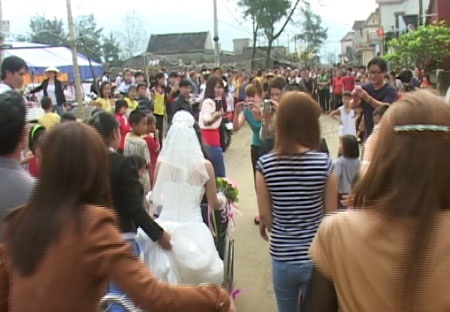 Đám cưới xúc động của chàng trai tật nguyền và cô dâu xinh đẹp