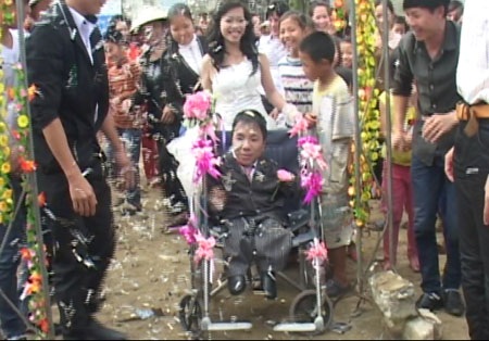 Chú rể cô dâu bước vào hôn trường, nơi có hàng trăm người đã đợi sẵn