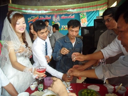 Rất đông bạn bè cùng tại trung tâm đến chúc phúc...