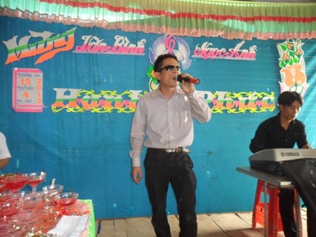 và cùng hát tặng cho đôi bạn trẻ