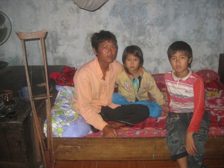 Người đàn ông đi biển bằng... một chân - 4 Anh Hiếu chỉ hy vọng chiếc chân còn lại sẽ còn nguyên vẹn để nuôi các con
