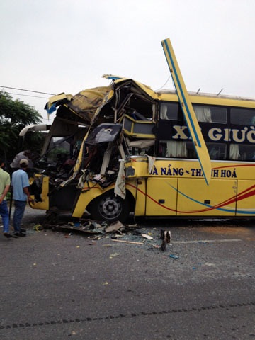 Đầu xe khách nát bét sau cú tông thẳng vào đuôi xe container