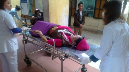 Hai trong số 11 nạn nhân đang được cấp cứu tại BVĐK Hà Tĩnh