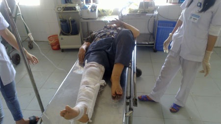 Hai trong số 11 nạn nhân đang được cấp cứu tại BVĐK Hà Tĩnh