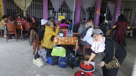 Toàn bộ hành khách may mắn không bị thương được người dân hỗ trợ kịp thời