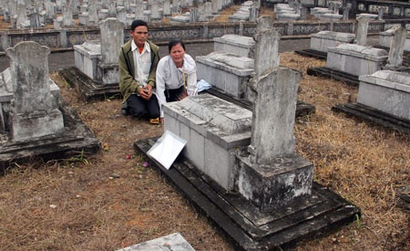 Vất vả tìm mộ liệt sĩ vì đội quy tập trót để hài cốt lẫn lộn - 1 Gia đình ông Hoan vẫn thường xuyên hương khói cho ngôi mộ này dù mộ ghi vô danh