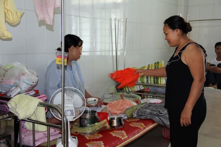 Mệt lử người với trận nắng gắt đầu mùa - 7 Người nhà bệnh nhân mang chiếu ra sảnh bệnh viện để hóng mát