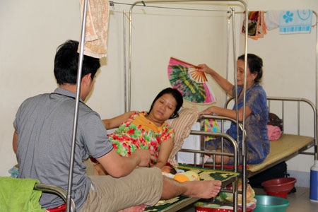Mệt lử người với trận nắng gắt đầu mùa - 6 Nhứng chiếc xe được che chắn sơ sài dưới nắng nóng phả gắt