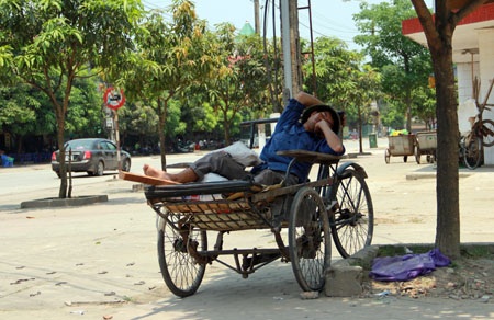Mệt lử người với trận nắng gắt đầu mùa - 2 Những nữ phu ngã lưng dưới bóng râm cổng một công ty xây dựng