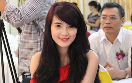 Khánh Chi, em gái tiền đạo Lê Công Vinh cũng góp mặt tại buổi họp báo này.