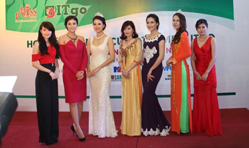 Các người đẹp chụp ảnh lưu niệm tại cuộc họp báo