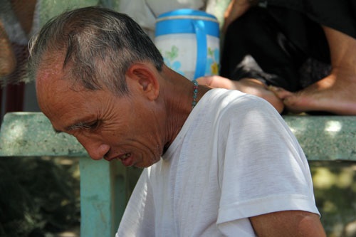 Một cụ ông ở xã Thạch Kim, huyện Lộc Hà ra hàng cây trước bờ biển để hóng mát