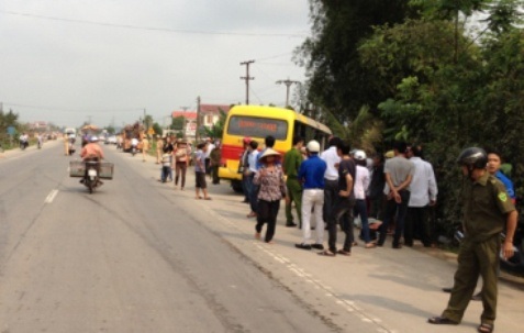 Xe khách lật đè xe đạp, một phụ nữ tử vong - 2 Hiện trường vụ tai nạn.