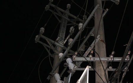 Một phần trạm biên áp bị lửa thiêu cháy rụi