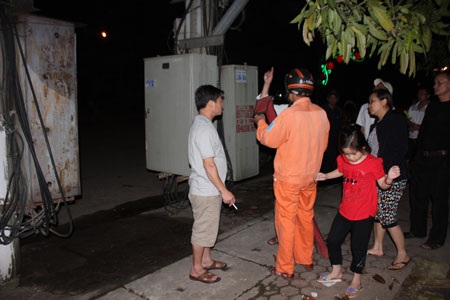 Nhiều người dân hoảng loạn chạy ra ngoài sau sự cố nổ trạm biến áp