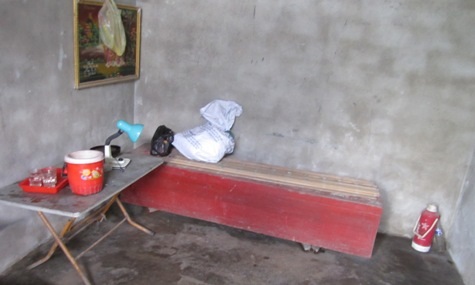 Và thứ tài sản có giá trị trong căn nhà của chị Cúc là 2 chiếc giường ọp ẹp và 1 chiếc quan tài