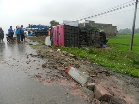 Xe khách mất lái lao xuống ruộng lúa, 12 hành khách nhập viện