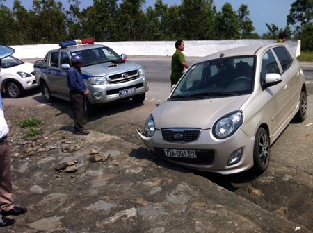 Hiện trường sau vụ 2 thanh niên tông xe CSGT