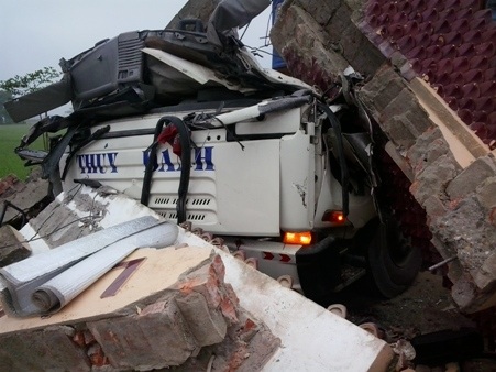 Tại hiện trường, chiếc xe container bị cổng làng đè bẹp