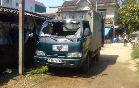 Xe đang đậu bỗng dưng... bốc cháy - 1 Kính xe nổ tung sau khi ngọn lửa bùng phát