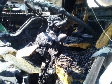 Xe đang đậu bỗng dưng... bốc cháy - 2 Ca bin ô tô bị ngọn lửa thiêu rụi hoàn toàn