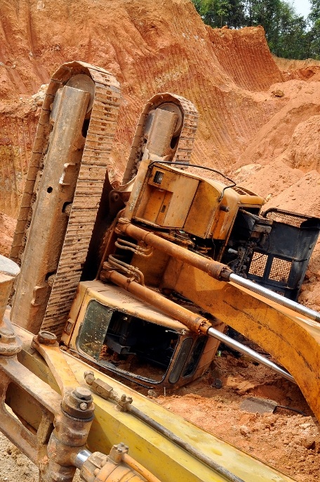 Máy xúc lật, đè chết người - 1 Hiện trường vụ lật xe