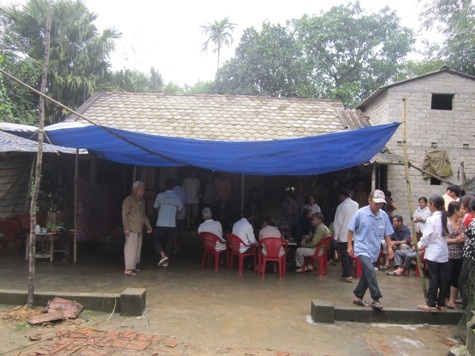 Người thân, xóm làng tới chia buồn với gia đình học sinh xấu số