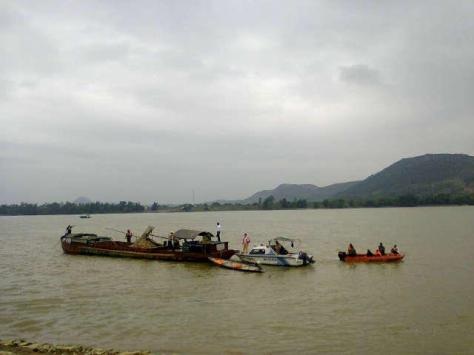 Cát tặc tấn công đoàn kiểm tra, đánh trọng thương, đâm chìm xuồng - 1 Chiếc sà lan đang được Cơ quang Công an huyện Đức Thọ tạm giữ để tiếp tục điều tra