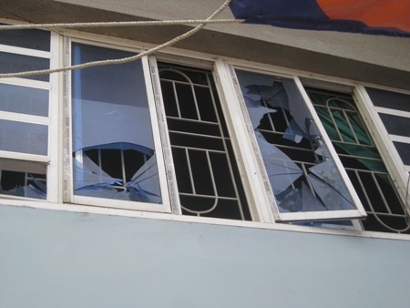 Lực lượng cứu hộ phải phá cửa để khói bốc ra ngoài.