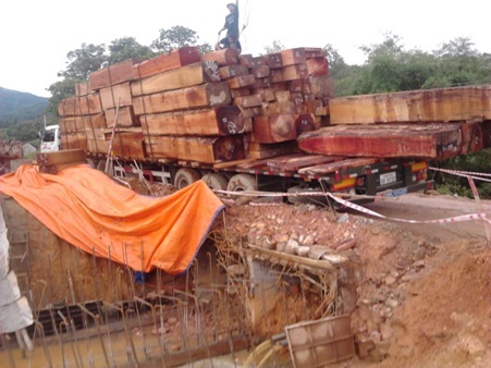 Xe chở gỗ sa lầy, xe khách sụp xuống mương - 1 Chiếc xe tải chở đầy gỗ đã bị sa lầy khi đi trên một chiếc cầu đang thi công