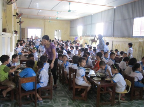 Một bữa ăn tại Trường Tiểu học Đại Nài, phường Đại Nài, Tp Hà Tĩnh, nóng nực, chật kín