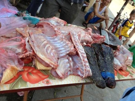 "Trưng bày" cá sấu sống ngay cổng chợ - 1 Nhóm tư thương ngang nhiên bày bán cá sấu trên vỉa hè