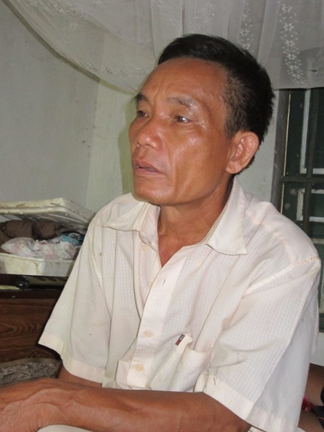 Ánh mắt buồn xa xăm của ông Niêm khi chỉ biết nhìn con nằm hôn mê bất tỉnh mà bất lực