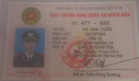 Cán bộ công an ôm tiền của dân bỏ trốn - 1 Để tạo niềm tin, Tuấn đã mang cả giấy chứng minh CAND đi cầm cố.