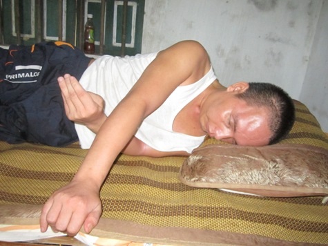 Ánh mắt buồn xa xăm của ông Niêm khi chỉ biết nhìn con nằm hôn mê bất tỉnh mà bất lực