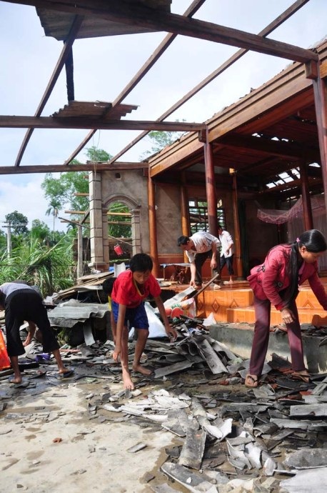 Gần 600 ngôi nhà tại các xã Hương Vĩnh, Phú Gia bị tốc mái gây thiệt hại nặng nề