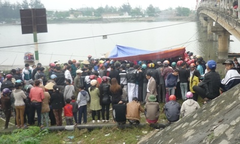 Thi thể em V. đã được tìm thấy và đưa lên bở vào lúc 9h sáng nay (13/4)