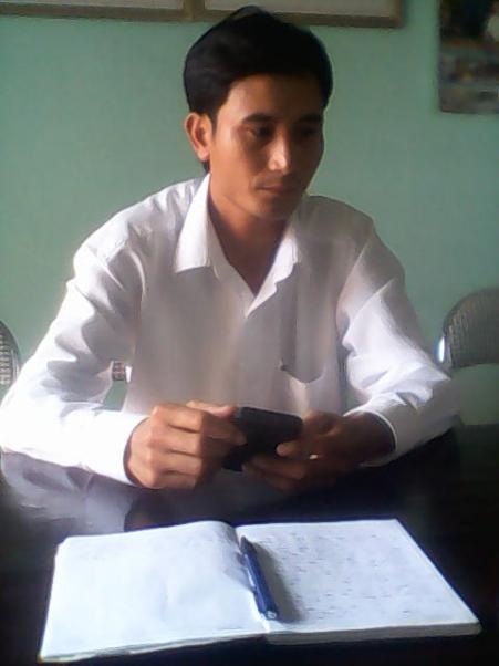 Ông Chất đang kể lại việc cha con ông Tòng đánh đập với PV