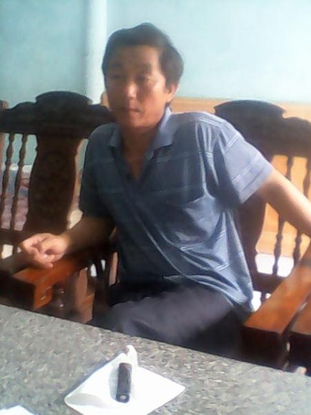 Ông Chất đang kể lại việc cha con ông Tòng đánh đập với PV