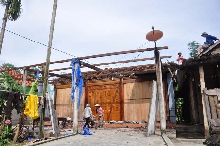 Khắc phục hậu quả sau trận lốc xoáy.