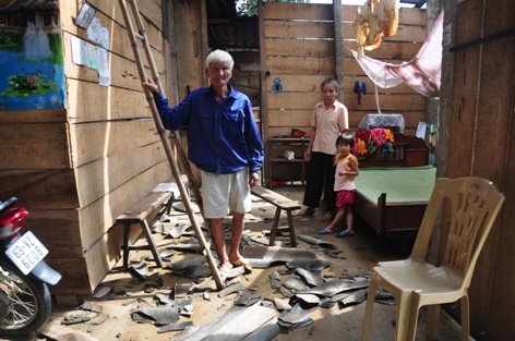 Gần 600 ngôi nhà tại các xã Hương Vĩnh, Phú Gia bị tốc mái gây thiệt hại nặng nề