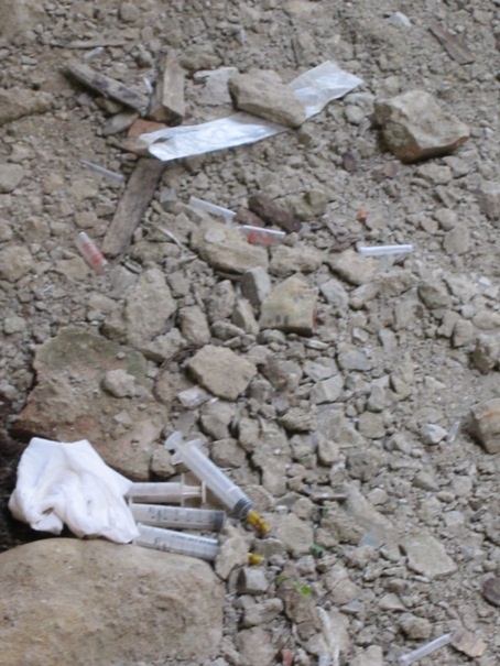 Bơm kim tiêm của các con nghiện vương vãi khắp công trình