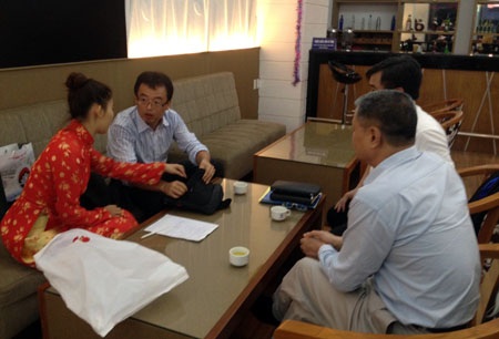 Nhân viên Trung tâm thương mại BMC Hà Tĩnh kiểm tra chiếc tú trước khi bàn giao cho chủ nhân