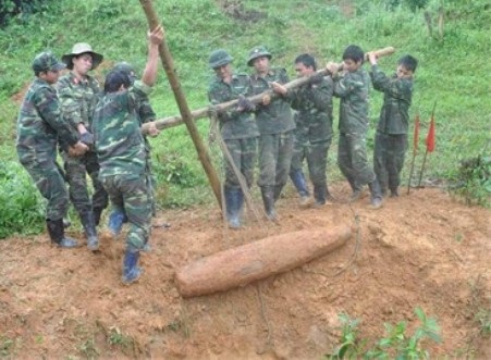 Hóa giải thành công quả bom nặng trên 250 kg - 1 Lữ đoàn 414 đã hóa giải và đưa quả bom lên mặt đất an toàn