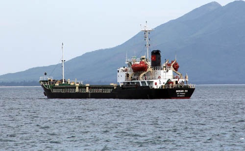 Chiếc tàu OCEAN 28 vận chuyển 4.500 tấn quặng sắt bị tạm giữ tại Cảng Vũng Áng (ảnh: Văn Dũng)