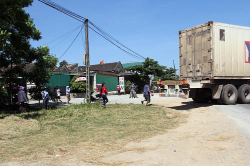 Nhiều người đàn ông đuổi theo chiếc xe container không cho gã tài xế rời khỏi hiện trường